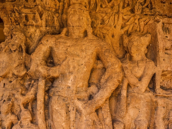 ये जटिल नक्काशीदार मूर्तियां कुषाण-क्षतपा काल के अंत के समान हैं. ऐसा माना जाता है कि बौद्ध भिक्षुओं ने प्राचीन काल में इन गुफाओं के अंदर ध्यान किया था. Photo- Gujarat Tourism