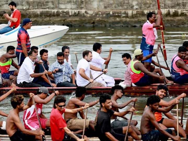 Bharat Jodo Yatra Rahul Gandhi participates in a snake boat race exhibition in Kerala Bharat Jodo Yatra: नाव चलाते नजर आए राहुल गांधी, आप भी देखें पतवार की स्पीड