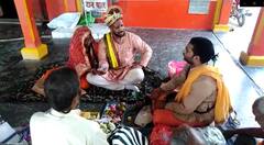Jaunpur News: अफ्रीका से भारत घूमने आए मुस्लिम कपल ने मंदिर में रचाई शादी, अग्नि को साक्षी मानकर लिए सात फेरे, देखिए- तस्वीरें