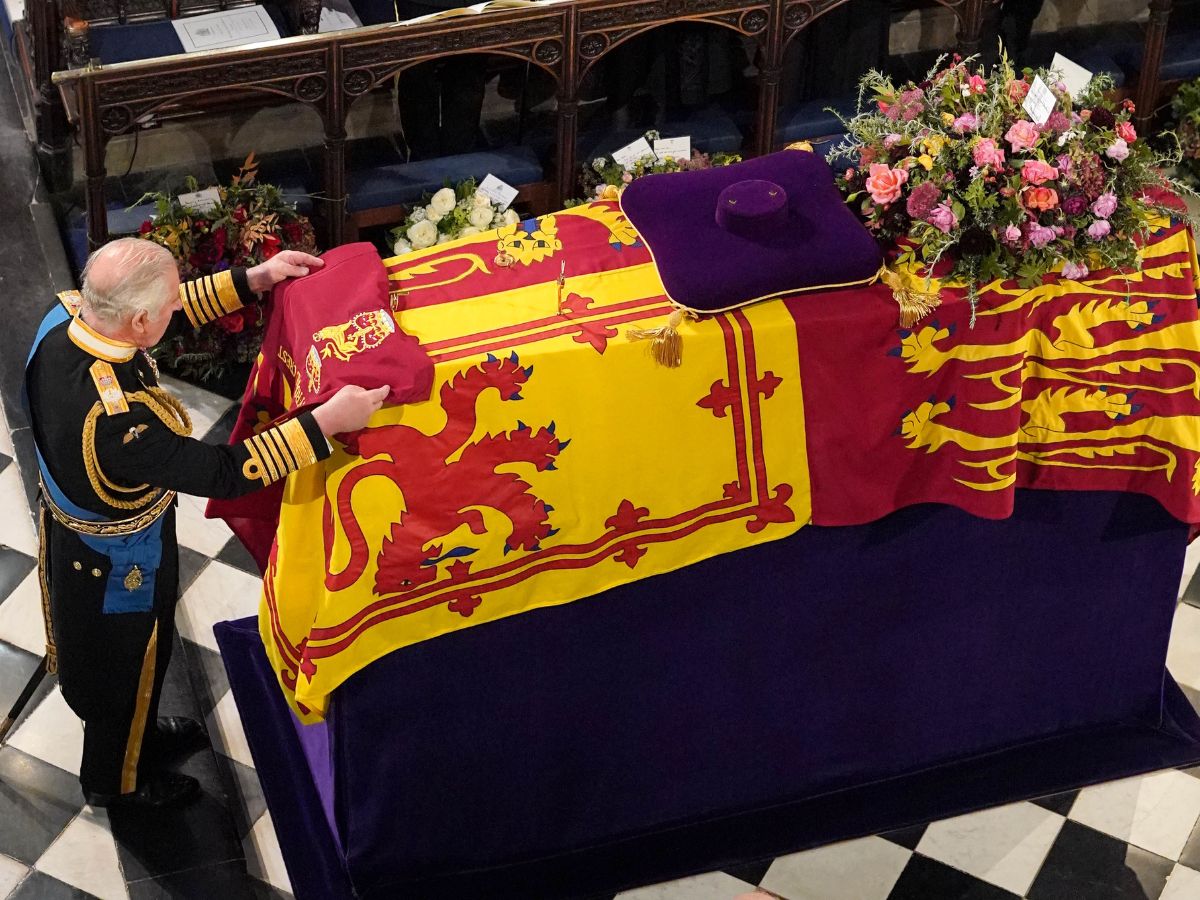 King Charles II placed the Queen's Company Colour on the coffin, after receiving it from the Regimental Lieutenant Colonel of the Grenadier Guards. 