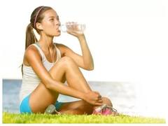 Sit and Sip: इन फायदों को जानकर आप भी बैठकर पीने लगेंगे पानी