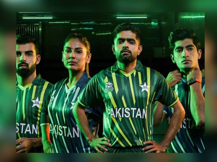 Pakistan Team Launched New Jersey for ICC T20 World Cup 2022 T20 World Cup 2022 : इंडियाने जर्सी लॉन्च करताच पाकिस्ताननेही टी20 विश्वचषकासाठी लॉन्च केली नवी जर्सी, पाहा फोटो