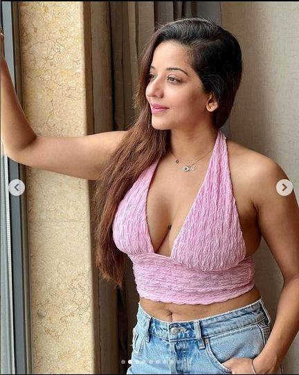 ਮੋਨਾਲੀਸਾ ਦੀਆਂ ਤਾਜ਼ਾ ਤਸਵੀਰਾਂ 'ਚ ਦੇਖਿਆ ਜਾ ਰਿਹਾ ਹੈ ਕਿ ਉਹ ਇੱਕ ਵਾਰ ਫਿਰ ਆਪਣੇ ਬਲੈਕ ਮੋਲ ਨੂੰ ਫਲਾਂਟ ਕਰਦੀ ਨਜ਼ਰ ਆ ਰਹੀ ਹੈ। ਇਸ ਨੂੰ ਦੇਖ ਕੇ ਪ੍ਰਸ਼ੰਸਕ ਕਾਫੀ ਉਤਸ਼ਾਹਿਤ ਹਨ। ਉਹ ਉਸ ਦੀਆਂ ਫੋਟੋਆਂ 'ਤੇ ਜ਼ਬਰਦਸਤ ਟਿੱਪਣੀ ਕਰ ਰਿਹਾ ਹੈ ਅਤੇ ਸਾਰੀਆਂ ਦੀਆਂ ਨਜ਼ਰਾਂ ਅਭਿਨੇਤਰੀ ਦੇ ਕਾਲੇ ਤਿਲ 'ਤੇ ਟਿਕ ਗਈਆਂ ਹਨ।