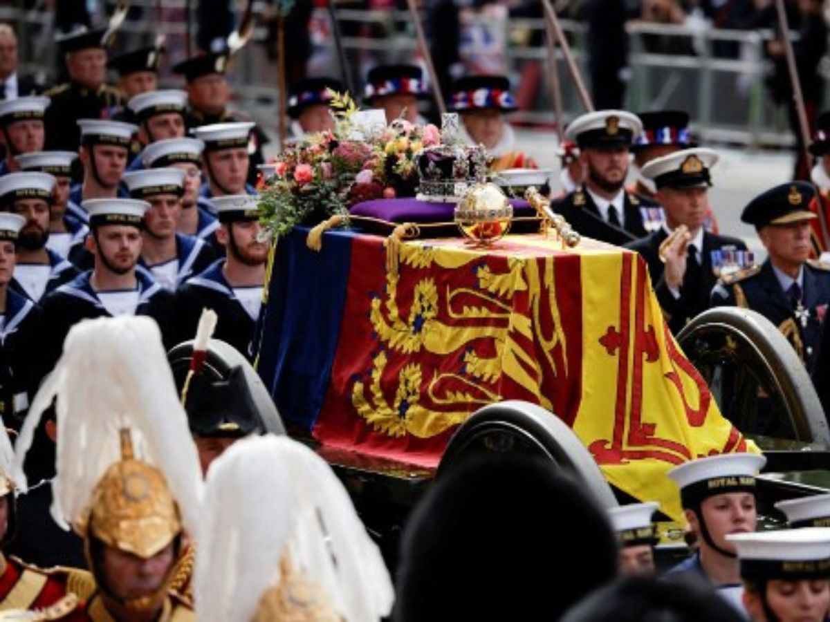 The image shows the coffin of Queen Elizabeth II, accompanied by Royal Navy Sailors, making its final journey to Windsor Castle in London after the State Funeral service of Britain's longest-reigning monarch.