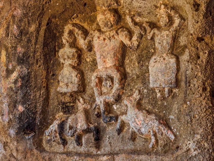 कैसे पहुंचें खंभालिदा बौद्ध गुफा: खंभालिदा बौद्ध गुफाएं (Khambhalida Buddhist Caves) गोंडल से 28 किमी और राजकोट से लगभग 65 किमी की दूरी पर स्थित हैं. गुफाएं एक झरने के किनारे, छोटी पहाड़ियों की तलहटी में स्थित हैं. इन गुफाओं तक पहुंचने का सबसे सुविधाजनक तरीका राजकोट से टैक्सी या बस लेना है. राजकोट सभी प्रमुख शहरों से सड़क मार्ग से अच्छी तरह जुड़ा हुआ है और यहां राज्य परिवहन की बसें हैं जो नियमित रूप से गुजरात के अन्य शहरों के लिए चलती हैं. Photo- Gujarat Tourism