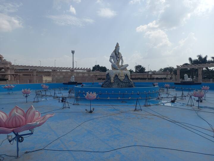 महाकालेश्वर मंदिर विस्तारीकरण योजना का प्रथम चरण पूरा होने के बाद पूरा मंदिर परिसर बदल गया है. मंदिर का स्वरूप पहले से कई गुना निखर कर सामने आया है. विस्तारीकरण योजना के बाद मंदिर का द्वार बड़ा और आकर्षक बनाया गया है जिससे श्रद्धालुओं का आवागमन होगा. इस द्वार पर भगवान श्री गणेश और रिद्धि, सिद्धि के साथ नंदी को विराजमान कराया गया.