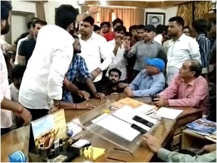 Meerut: मेरठ कॉलेज में हॉस्टल को निजी संस्थान को बेचने का आरोप, छात्रों ने प्रिंसिपल ऑफिस में किया हंगामा meerut college hotel is being sell out to private institution students created ruckus ann Meerut: मेरठ कॉलेज में हॉस्टल को निजी संस्थान को बेचने का आरोप, छात्रों ने प्रिंसिपल ऑफिस में किया हंगामा