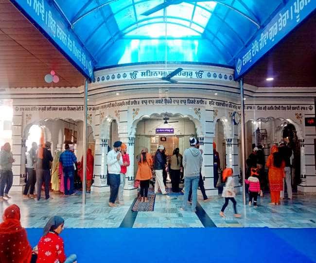 Shaheed Baba Nihal Singh: पंजाब (Punjab) के लोगों में विदेश जाने की बहुत चाह होती है. यही वजह है कि वो विदेश के लिए वीजा पाने के लिए कुछ भी करने को तैयार रहते हैं. वहीं जालंधर (Jalandhar) में इससे जुड़ी एक अनोखी मान्यता देखी जाती है. दरअसल यहां के तल्हन गांव में एक ऐसा गुरुद्वारा है जहां श्रद्धालु वीजा पाने के लिए खिलौना प्लेन (हवाई जहाज) को प्रसाद के रूप में चढ़ाते हैं. ताकि उनका वीजा लग जाएगा और वे विदेश जाने में सफल हो जाएंगे।