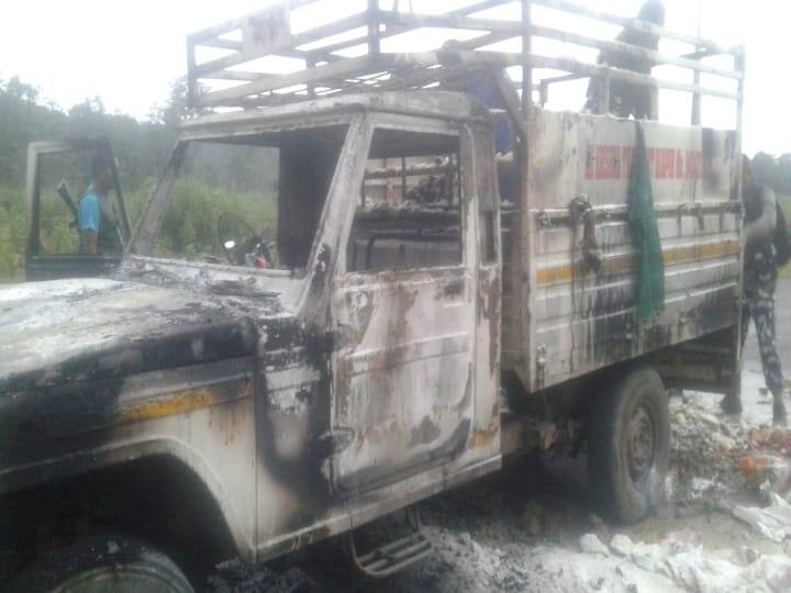 chattisgarh news Naxalites robbed the vehicle carrying ration of soldiers and set it on fire ann Chattisgarh News: नक्सलियों ने जवानों का राशन ले जा रहे वाहन को लूटकर आग के हवाले किया, ट्रेन ड्राइवर से भी बदसलूकी
