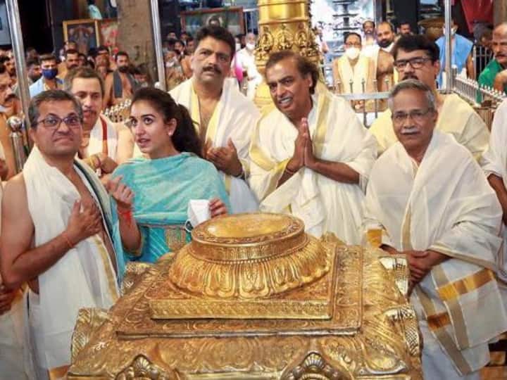 Mukesh Ambani Visits Guruvayur Temple in Kerala Donates Rs 1.51 Crore for Annadanam Mukesh Ambani: గురువాయూర్ క్షేత్రాన్ని సందర్శించిన అంబానీ- రికార్డ్ స్థాయిలో భారీ విరాళం!