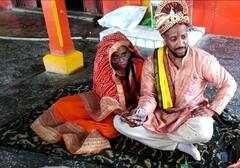 Jaunpur News: अफ्रीका से भारत घूमने आए मुस्लिम कपल ने मंदिर में रचाई शादी, अग्नि को साक्षी मानकर लिए सात फेरे, देखिए- तस्वीरें