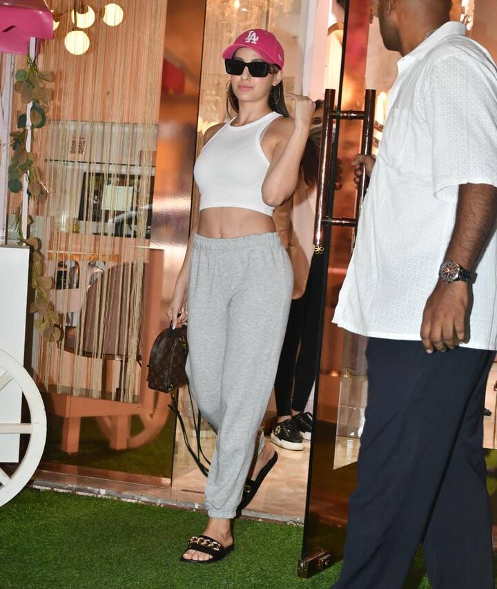 Nora Fatehi Spotted In Bandra: बॉलीवुड अभिनेत्री और डांसर नोरा फतेही (Nora Fatehi) आए दिन अपने लुक्स को लेकर सुर्खियों में बनी रहती हैं.