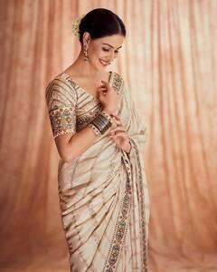 PHOTO: जेनेलिया डिसूझाने लाल ड्रेसमध्ये फ्लॉन्ट केली तिची कर्वी फिगर; पाहा फोटो!