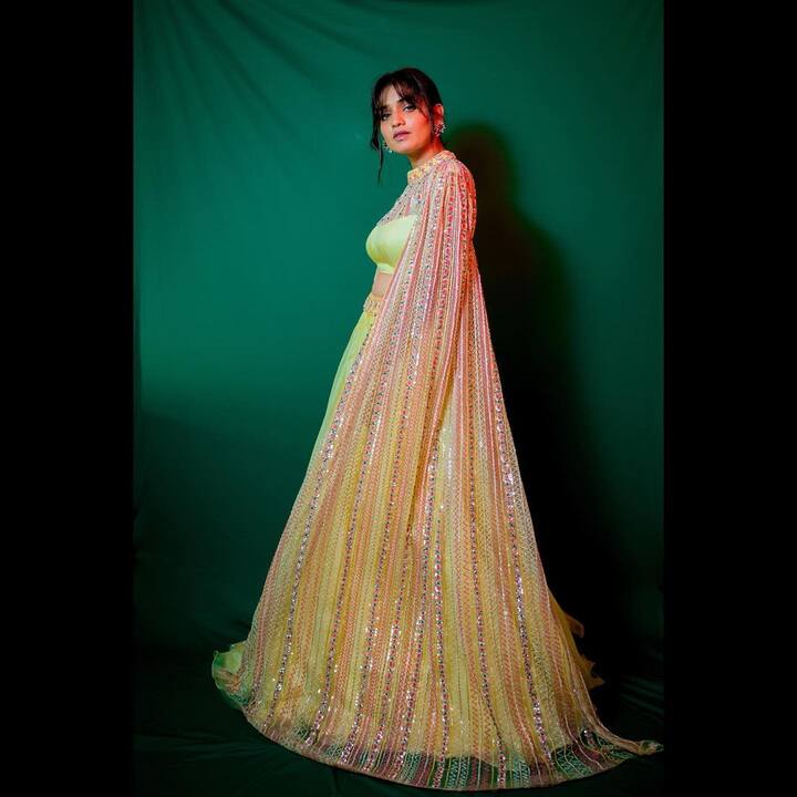 पिवळ्या रंगाच्या या लेहेंगा आउटफिटमध्ये ती खूप सुंदर दिसते आहे. (Photo : @Hruta Durgule/IG)