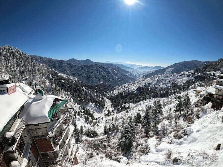 Hill Station: पहाड़ और वादियां हमेशा से ही पर्यटन के शौकीन लोगों के लिए आकर्षण रहे हैं. शहरों की भागदौड़ और काम के तनाव को कम करने के लिए एक सुकून भरे माहौल में कुछ वक्त बिताना काफी अच्छा साबित हो सकता है. ऐसे में अगर आप दिल्ली(Delhi) , नोएडा (Noida) या गुरुग्राम (Gurugram) जैसे तेज रफ्तार शहर में रहते हों तो रिलैक्स करने के लिए एक ट्रिप काफी जरूरी हो जाती है. आज हम आपको बताएंगे इन शहरों से काफी कम दूरी पर मौजूद कुछ ऐसे हिल स्टेशन्स के बारे में जहां आप फैमिली और फ्रेंड्स के साथ एक अच्छी ट्रिप एंजॉय कर सकते हैं. वो भी काफी किफायती खर्च में.