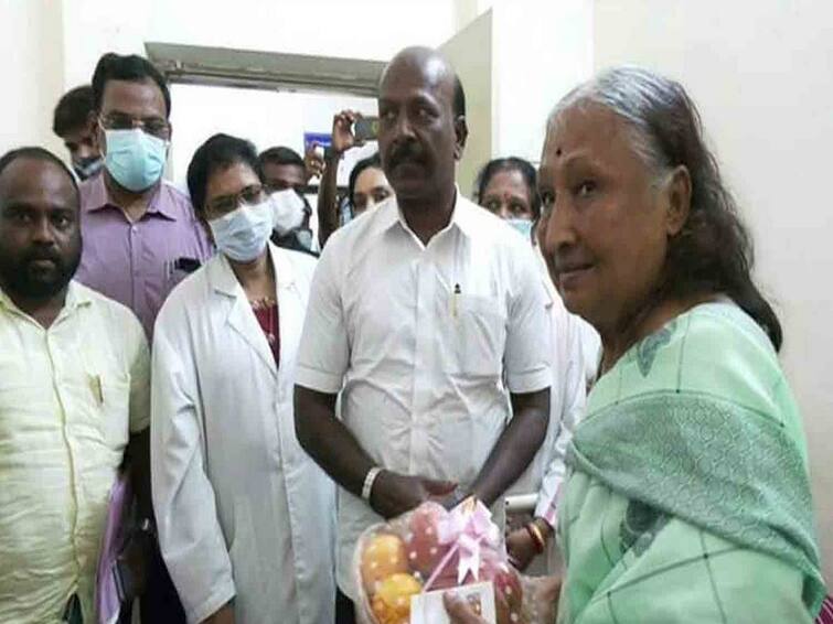 Minister MA Subramanian visits actress Jayakumari and assures financial assistance for her உதவ ஆள் இன்றி தவித்த நடிகை ஜெயக்குமாரி.. உதவிக்கரம் நீட்டிய அமைச்சர் மா.சு