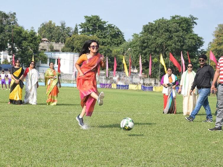 West Bengal MP Mahua Moitra Playing football with saree image goes viral in Social media Mahua Moitra: புடவையுடன் கால்பந்து ஆட்டம்... பேச்சால் மட்டுமல்ல விளையாட்டாலும் அசர வைத்த எம்.பி..