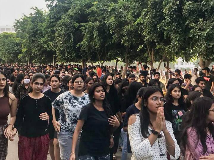 Chandigarh University MMS Leak Row end after students assured to fulfil 5 demands Chandigarh MMS Leak: एमएमएस लीक से उबाल, 3 गिरफ्तार, इन 5 मांगों पर आश्वासन के बाद छात्रों ने खत्म किया प्रदर्शन
