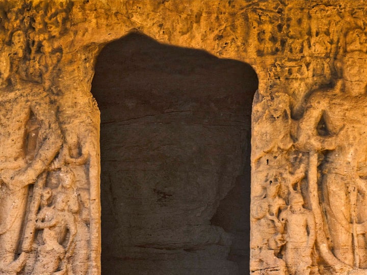 केंद्रीय गुफा को 'चैत्य गृह' कहा जाता है. ये एक स्तूप है. इस गुफा के प्रवेश द्वार के दोनों ओर दो बोधिसत्व मूर्तियां हैं. Photo- Gujarat Tourism