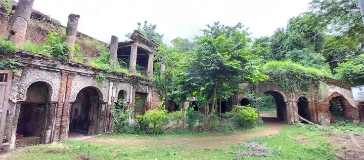 রাজবাড়িতে মা দুর্গা পটে আঁকা। তাতেই হয় পুজো। নামেই রাজবাড়ি। রাজ অট্টালিকার প্রতিটি ইট এখন মলিন। বার্ধক্যের চিহ্ন অঙ্গে অঙ্গে।