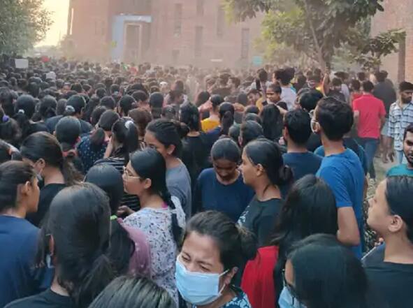 Chandigarh University video Case : Students Protest End late at night After the arrested of 2 youths ,two youths will be questioned today ਚੰਡੀਗੜ੍ਹ ਯੂਨੀਵਰਸਿਟੀ ਵੀਡੀਓ ਮਾਮਲਾ : 2 ਨੌਜਵਾਨਾਂ ਦੀ ਗ੍ਰਿਫ਼ਤਾਰੀ ਤੋਂ ਬਾਅਦ ਵਿਦਿਆਰਥੀਆਂ ਨੇ ਦੇਰ ਰਾਤ ਧਰਨਾ ਕੀਤਾ ਖ਼ਤਮ , ਦੋਵਾਂ ਨੌਜਵਾਨਾਂ ਤੋਂ ਅੱਜ ਹੋਵੇਗੀ ਪੁੱਛਗਿੱਛ