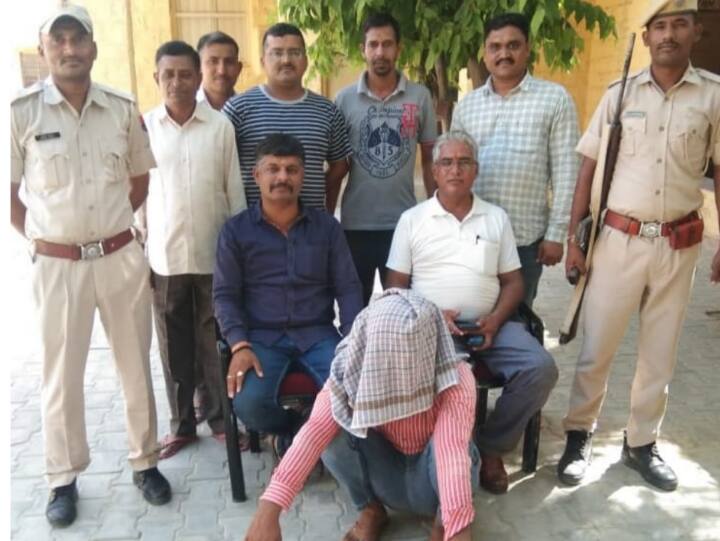 Jaisalmer News: लड़कियों की तरह फोन पर आवाज निकालते फिर जाल में फंसा लूट लेते लाखों रुपये, पुलिस ने किया पर्दाफाश Rajasthan News Blackmailing gang busted through obscene video calling in Jaisalmer ann Jaisalmer News: लड़कियों की तरह फोन पर आवाज निकालते फिर जाल में फंसा लूट लेते लाखों रुपये, पुलिस ने किया पर्दाफाश