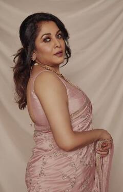 Ramya Krishnan : மின்சார பூவே பெண் பூவே... சேலையில் கலக்கும் எவர்கிரீன் குயின்!