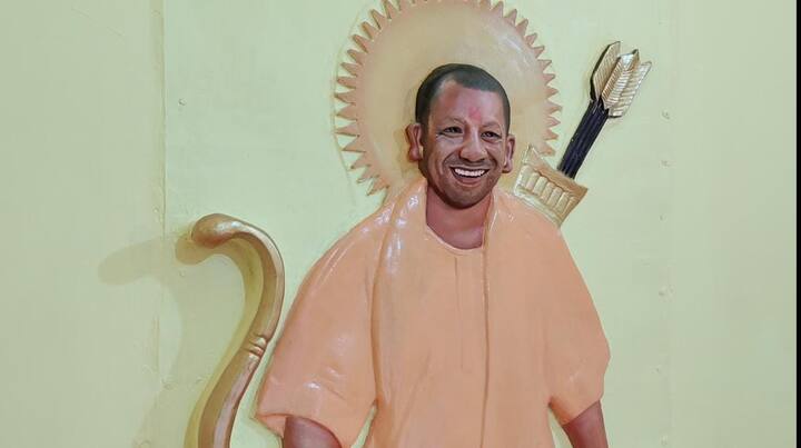 योगी आदित्यनाथ का ये मंदिर अयोध्या- गोरखपुर हाइवे के किनारे मसौदा के पास है जो साल 2014 से योगी प्रचारक बने प्रभाकर मौर्य ने बनवाया है. उनका संकल्प था कि जो अयोध्या में श्री राम की जन्मभूमि पर उनका भव्य और दिव्य मंदिर बनवाएगा वो उसका मंदिर बनाएंगे.