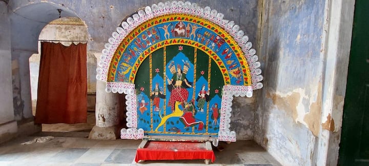 মন্দিরে থাকা দর্শনার্থীরা রাজ পরিবারের মহিলাদের দেখতে পেতেন না। এখনও হয় দুর্গাপুজো। ভিড়ও হয়। যদিও মন্দিরের রক্ষণাবেক্ষণের অভাব রয়েছে।