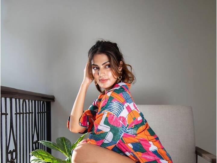 रियाची ही स्टाईल चाहत्यांनाही आवडली आहे. (फोटो सौजन्य :/rhea_chakraborty/इंस्टाग्राम)