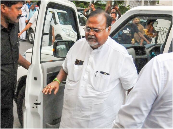 ED attaches properties worth Rs 48 crore of Partha Chatterjee and his associates in West Bengal teacher recruitment scam Bengal SSC Scam: पार्थ चटर्जी पर ईडी का एक्शन जारी, 48 करोड़ की संपत्ति जब्त की