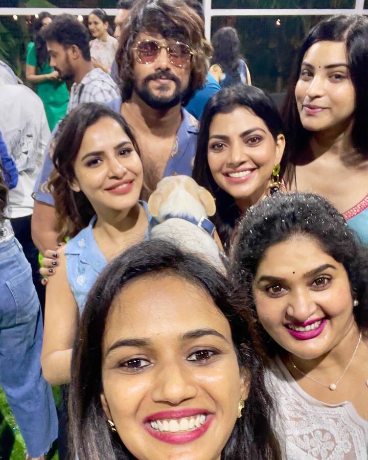 వీజే సన్నీ, ప్రియాంక సింగ్, అషూ రెడ్డి, లహరి షారి -Image Credit: Ariyana Glory/Instagram