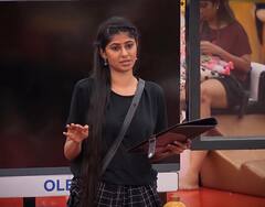 Bigg Boss Neha: బిగ్‌బాస్ హౌస్‌లో యాంకర్ నేహ,  జలపాతంలాంటి జుట్టే ఆమె అందం