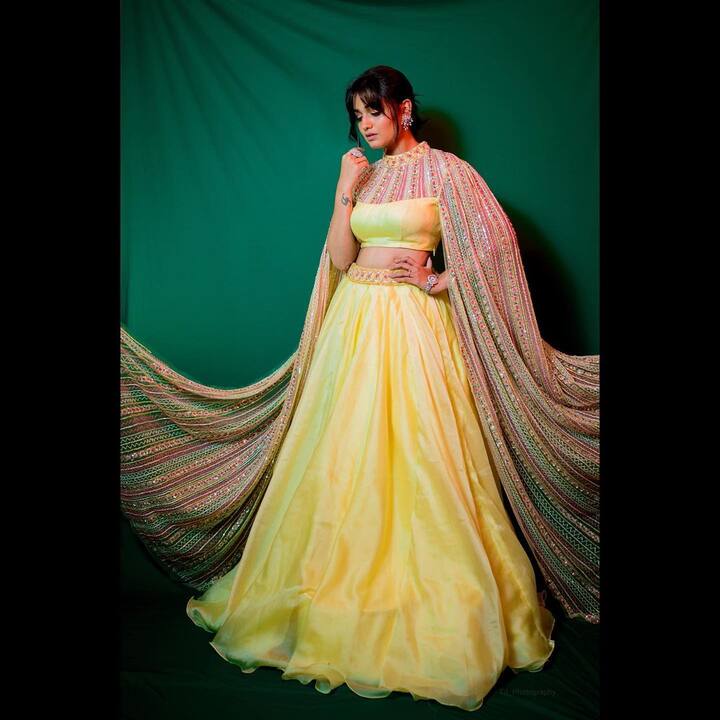 तर, ‘फुलपाखरू’ मालिकेने हृताला लोकप्रियता मिळाली. या मालिकेच्या माध्यमातून हृता घराघरांत पोहोचली. (Photo : @Hruta Durgule/IG)