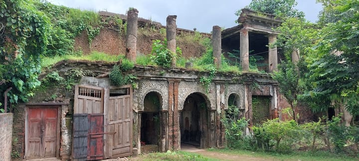 ভগ্নপ্রায় নাট মন্দির। দেওয়ালের পলেস্তারা খসে পড়েছে। তবুও নিষ্ঠার সঙ্গে পূজিতা দেবী। বর্ধমান মহারাজের আমলে ধূমধাম করে পটেশ্বরী দুর্গাপুজো হত বর্ধমান রাজবাড়িতে। তবে এখন তা কিছুটা হলেও মলিন হয়েছে