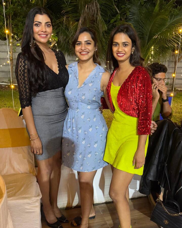 లహరి షారి, అషూ రెడ్డి, అరియానా -Image Credit: Ariyana Glory/Instagram