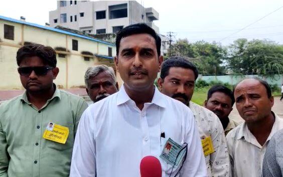 Nandurbar Gram Panchayat Election Shinde group candidate defeated elder brother in Dhamdai a woman candidate wins by one vote in Kolda Nandurbar Gram Panchayat Election : धमदाईमध्ये धाकट्या भावाकडून मोठ्या भावाचा पराभव; कोळदामध्ये महिला उमेदवाराचा एका मताने विजय