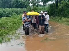 Aurangabad: पावसामुळे तब्बल आठ तासानंतर गावात आणला मृतदेह; नदीला पूर आल्याने हाल