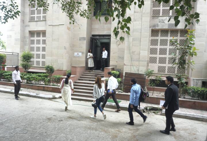 जैकलीन के अलावा बॉलीवुड एक्ट्रेस नोर फतेही से भी मनी लॉन्ड्रिंग केस में दिल्ली पुलिस की अपराध शाखा पूछताछ कर चुकी है.