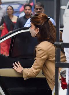 सफेद कार...स्टाइलिश लुक, एकदम टिप-टॉप होकर EOW के ऑफिस पहुंचीं जैकलीन फर्नांडिस