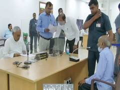 नीतीश कुमार के सामने जब बुजुर्ग ने इस विभाग की खोली पोल, सुनकर चौंके CM, बोले- लगाओ तो फोन