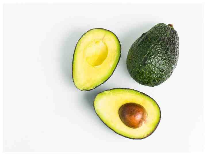 एवोकाडो के सेवन से स्किन की समस्याएं दूर होती हैं. यह आपकी ड्राई स्किन में जान डालने का काम करती है. (Photo - Freepik)