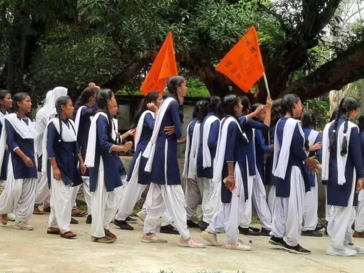 Jharkhand: चतरा में जर्जर बिल्डिंग बनाने की मांग पर छात्राओं का प्रदर्शन, धनबाद के स्कूल में ऑड-इवेन सिस्टम लागू Jharkhand girl students protest to build a dilapidated building of the school in Chatra odd-even system implemented in School of Dhanbad Jharkhand: चतरा में जर्जर बिल्डिंग बनाने की मांग पर छात्राओं का प्रदर्शन, धनबाद के स्कूल में ऑड-इवेन सिस्टम लागू