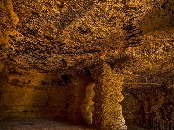 मुख्य खंभालिदा गुफाओं के आसपास 15 अन्य गुफाएं हैं. यात्री इन्हें अपनी यात्रा का हिस्सा बना सकते हैं. Photo- Gujarat Tourism