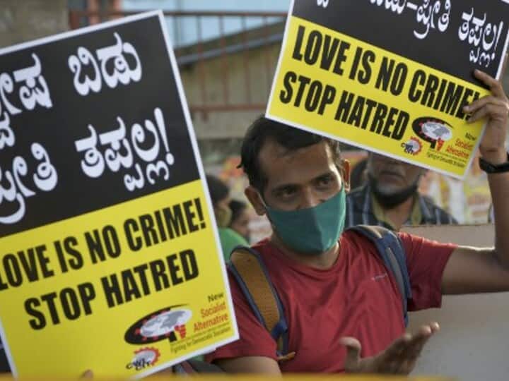Karnataka: Interfaith Couple Registers Marriage After Bajrang Dal Claim The Wedding 'Case Of Love Jihad' Karnataka: A Week After Bajrang Dal Stop Wedding Calling It A 'Case Of Love Jihad', Interfaith Couple Register Marriage