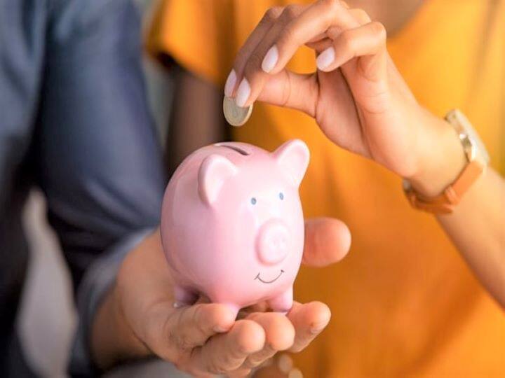 पोस्ट ऑफिस में 5 साल के टर्म डिपॉजिट पर ब्याज दर 6.7 फीसदी सालाना है. यानी अगर कोई 1 लाख रुपये की जमा से 5 साल मैच्योरिटी पीरियड वाला टर्म डिपॉजिट खुलवाता है तो 6.7 फीसदी सालाना की ब्याज दर के हिसाब से 5 साल बाद वह 139407 रुपये का मालिक बन जाएगा.