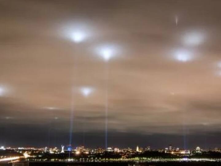 Ukraine Astronomers Observed Unidentified Flying Objects UFOs Visiting Kyiv Airspace Ukraine: यूक्रेन के आसमान में दिखे UFO... वैज्ञानिक भी नहीं पहचान पा रहे! क्या ये रूस की कोई साजिश है?