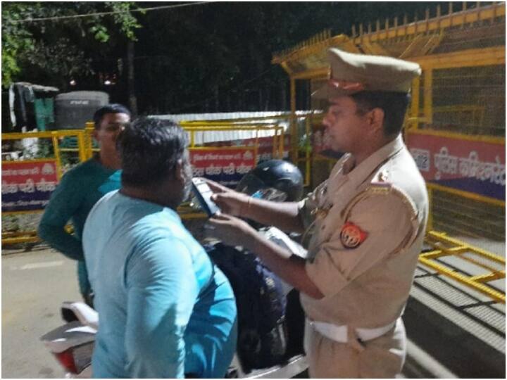 Gautambuddha Nagar police takes action against 600 people consuming alchohol at public places Noida News: खुले में जाम छलकाने वालों पर चला 'पुलिस का डंडा', नोएडा में 600 लोगों पर कार्रवाई