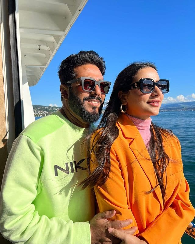 নীল সমুদ্রের তীরে রাজ চক্রবর্তী (Raj Chakraborty)-র বাহুলহ্না শুভশ্রী গঙ্গোপাধ্যায় (Subhasree Ganguly)। সোশ্যাল মিডিয়ায় রাজের সঙ্গে ছুটিযাপনের ছবি শেয়ার করলেন শুভশ্রী।