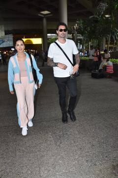 Sunny Leone Pics: पति के साथ हंसती खिलखिलाती दिखीं सनी लियोन, एयरपोर्ट से सामने आईं ऐसी तस्वीरें